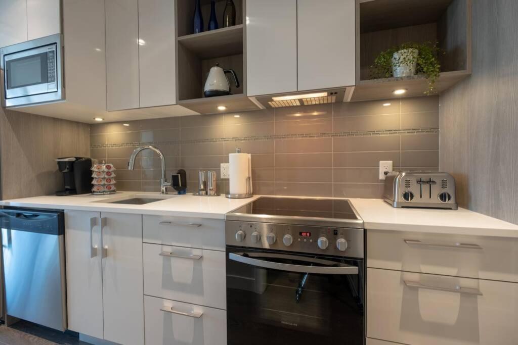 Clean 4Th Floor 1 Bedroom Apt In Old Town China Town 維多利亞 外观 照片