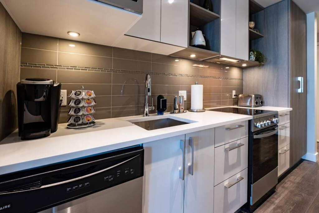 Clean 4Th Floor 1 Bedroom Apt In Old Town China Town 維多利亞 外观 照片